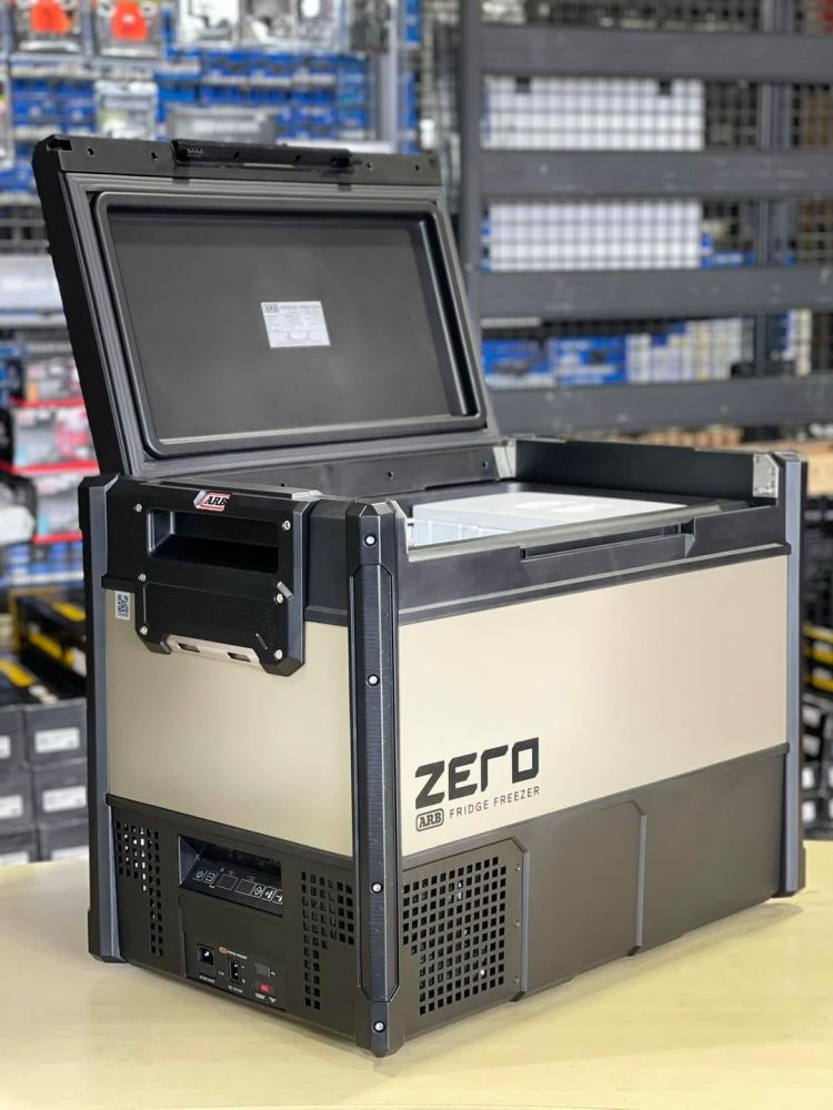 ARB ZERO FRIDGE / FREEZERขนาด 69 ลิตร แบบ Dual Zone - ขนาดตู้เย็น 69 ลิตร แบบแบ่ง 2 ช่องแช่เย็น แบ่งเป็นขนาด 45 ลิตรและ 24 ลิตร ตั้งอุณหภูมิแยก 2 ช่อง - รองรับระบบ Bluetooth โดยการโหลด Application < Zero Fridge > มาใช้ สามารถปรับตั้งอุณหภูมิ , การปรับการทำงานของคอมเพรสเซอร์ - ด้านบนฝาตู้มียางรองสามารถวางแก้วหรือขวดน้ำพอดีช่อง- รองรับกระแสไฟ 12/24V DC และ100 240 AC - ปรับอุณหภูมิ -22°C  to +10°C- ขนาดภายนอก (L) 755mm x (W) 469mm x (H) 564 mm - น้ำหนัก 31 กิโลกรัม 
