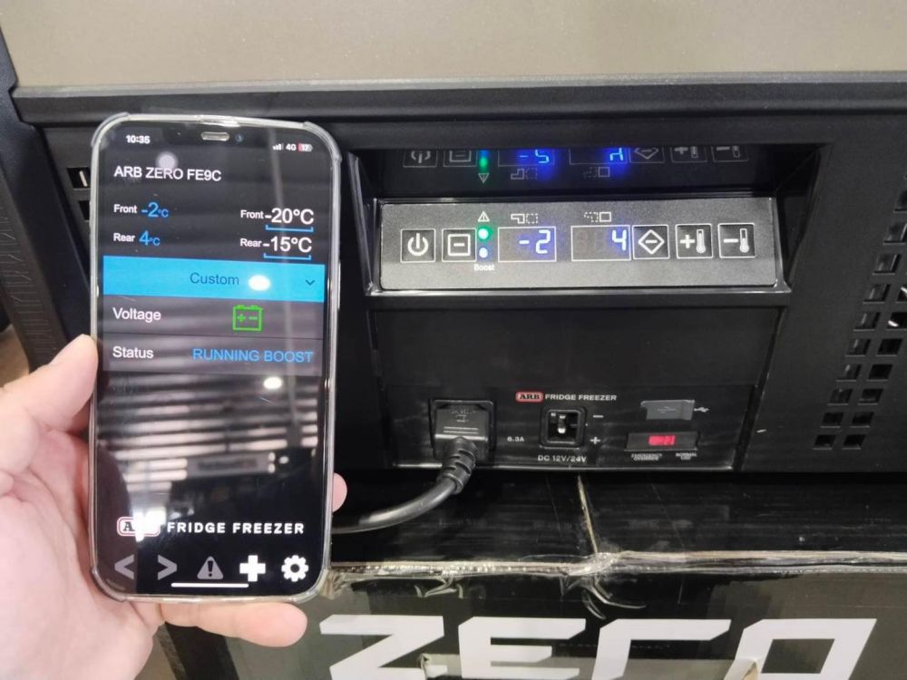 ARB ZERO FRIDGE / FREEZERขนาด 69 ลิตร แบบ Dual Zone - ขนาดตู้เย็น 69 ลิตร แบบแบ่ง 2 ช่องแช่เย็น แบ่งเป็นขนาด 45 ลิตรและ 24 ลิตร ตั้งอุณหภูมิแยก 2 ช่อง - รองรับระบบ Bluetooth โดยการโหลด Application < Zero Fridge > มาใช้ สามารถปรับตั้งอุณหภูมิ , การปรับการทำงานของคอมเพรสเซอร์ - ด้านบนฝาตู้มียางรองสามารถวางแก้วหรือขวดน้ำพอดีช่อง- รองรับกระแสไฟ 12/24V DC และ100 240 AC - ปรับอุณหภูมิ -22°C  to +10°C- ขนาดภายนอก (L) 755mm x (W) 469mm x (H) 564 mm - น้ำหนัก 31 กิโลกรัม 
