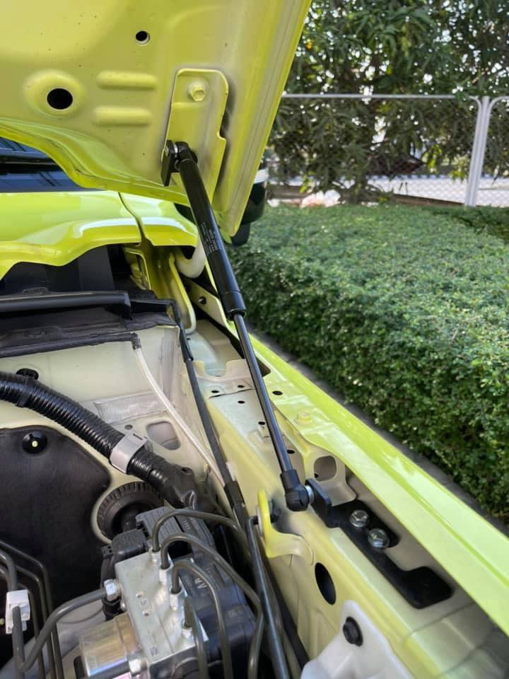 #Rival โช๊คค้ำฝากระโปรงหน้า สำหรับ Suzuki Jimny JB74 ปี 2019-ON ตัวโช๊คอัพเป็นของ Stabilus ผลิตในเยอรมัน 
