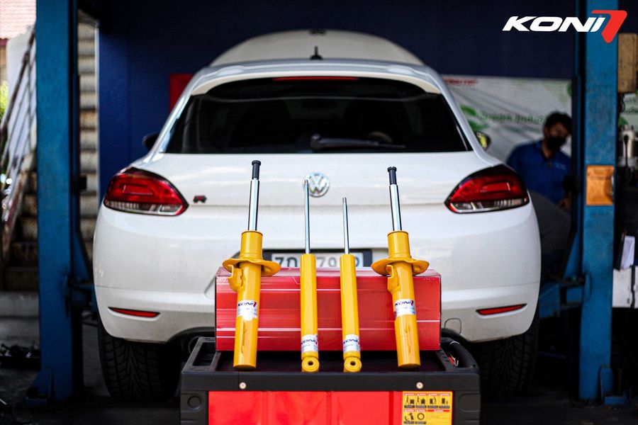 Koni รุ่น Sport จับคู่กับ Volkswagen Scirocco(กระบอกเหลือง) เป็นโช๊คที่สามารถปรับตั้งความหนืดของโช๊คได้ค่ะ ปรับตอนติดตั้งโช๊ค ปรับความหนืดได้ 3 ระดับ ใช้เทคโนโลยีของรถเเข่งมาเพิ่มประสิทธิภาพ เหมาะสำหรับรถที่ขับด้วยความเร็วสูง- ยึดเกาะถนนและทรงตัวได้ดีเยี่ยม- ตรงรุ่นใช้สปริงเดิมติดรถได้ทันที- ราคาคุ้มค่ามาพร้อมกับประสิทธิภาพเกินบรรยาย- เหมาะกับรถยนต์ทุกประเภท
